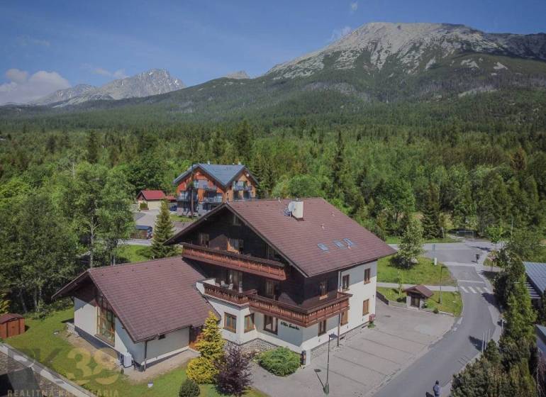 Rekreációs apartmanok a Magas-Tátrában, sűrű erdővel és fenséges hegyekkel körülvéve.