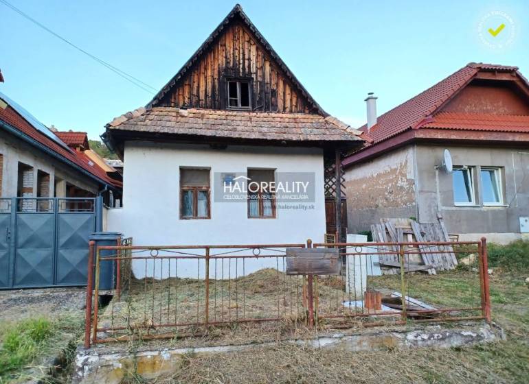 Családi ház Ladzanyban hagyományos építészettel, fehér homlokzattal és ferde tetővel.