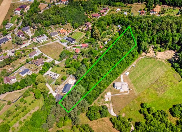 Kilátás a púchovi Vieska-Bezdedov üdülőterületeire, amelyeket buja természet vesz körül.