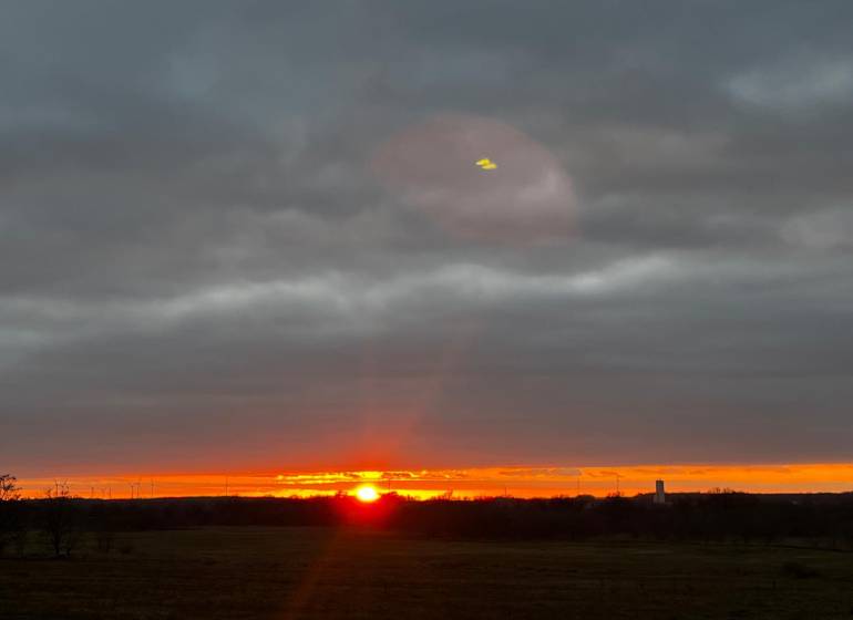 Naplemente Pozsonyban - Dévényújfalu, a horizonton szélturbinákkal.