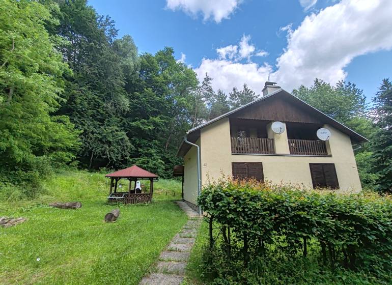 Ház a Kvakovce-i Dobra utcában, zöldövezetben, közel az erdőhöz és a pavilonhoz.