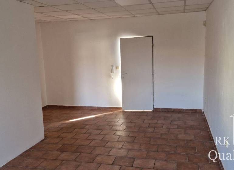 Az épület belső tere fehér falakkal és csempézett padlóval.