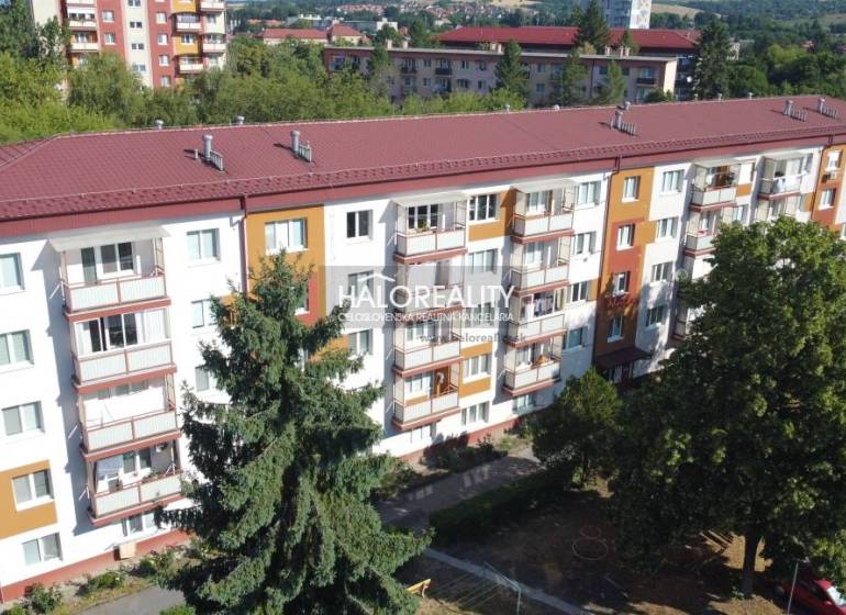 Kilátás egy lakóházra Rimaszombatban, háromszobás lakás kínálatával.