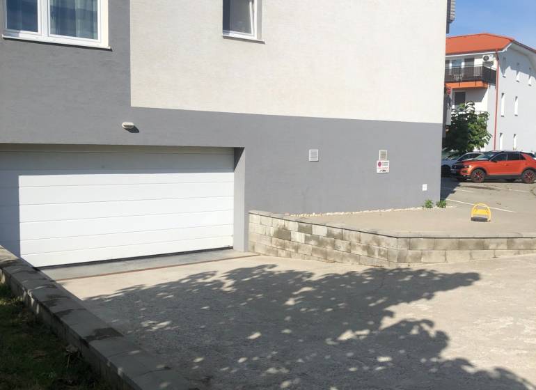 Szlovák Grobban, a Rastislavova utcában garázsok találhatók a lakóépületek mellett.