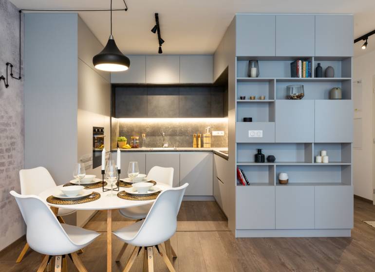 Étkező és konyha modern készülékekkel egy 2 szobás lakásban, minimalista dizájn.