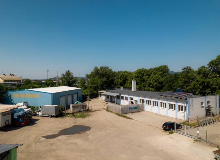 A Kasárenská utcai terület Trencsénben raktárakkal és teherautó parkolóval.