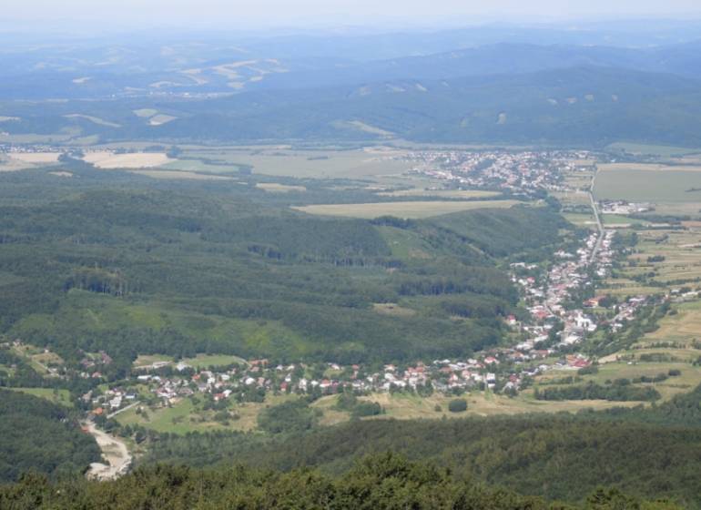 Légi felvétel a Zempléni Hámorok környéki mezőgazdasági és erdőterületekről, erdőkről és falvakról.