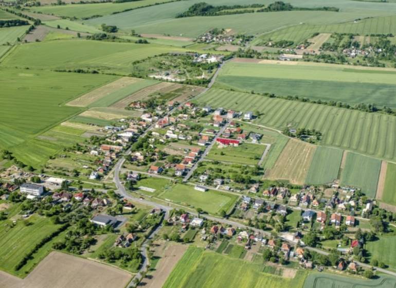 Légi felvétel a mezők közötti faluról Kamenné Kosihy-ban, ideális kereskedelmi telkek számára.
