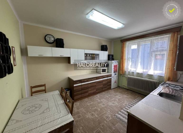 Családi ház folyosója fa burkolattal és bejárati ajtóval.
