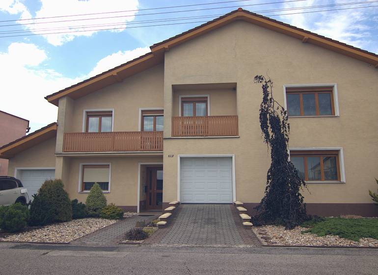 Családi ház garázzsal és kerttel a Brodszkó-i Sport utcában.