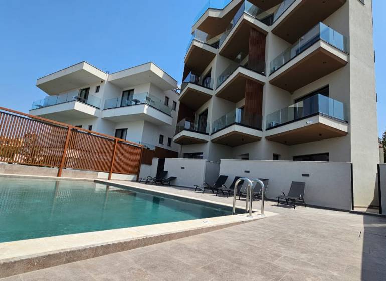 Rekreációs apartman Ksamile-ban medencével és nagy terasszal a pihenéshez.