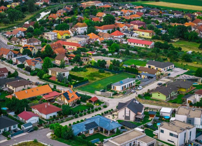 Családi házak légi felvétele a Majerská utcában, Nová Dedinka, Telkek - lakóövezet.
