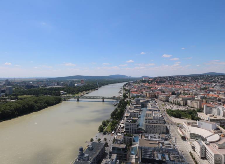 Kilátás a Dunára és az épületekre Pozsony-Óvárosban a Pribinova utcáról.
