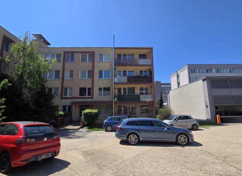 A Bárdošova utcai lakóház előtti parkoló, Pozsony - Kramáre, autókkal.