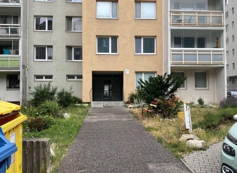A Rozvodná utcai lakóház bejárata Pozsony-Újvárosban.