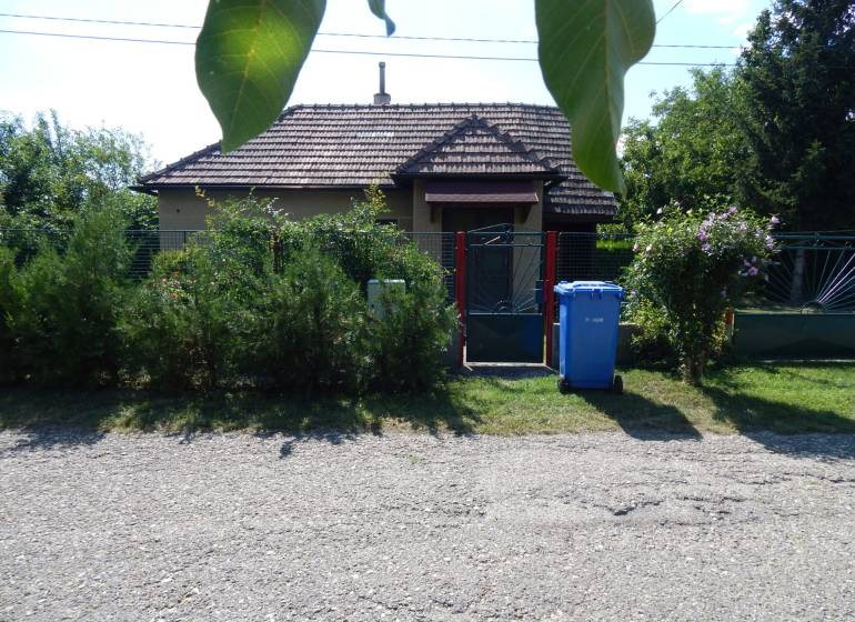 A Klížska Nemében található házikó külseje, zölddel körülvéve és kapuval.