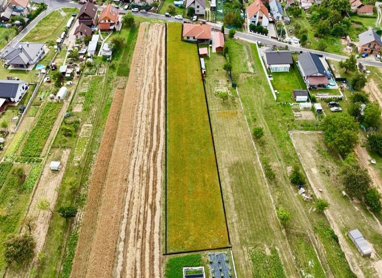A légi felvétel lakóterületeket mutat Trencsénjasztrabán, amelyeket házak és kertek vesznek körül.