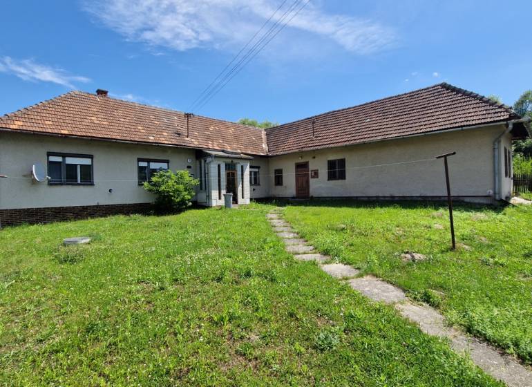 Családi ház Mníšek nad Hnilcom-ban tágas kerttel és műholdas antennával.
