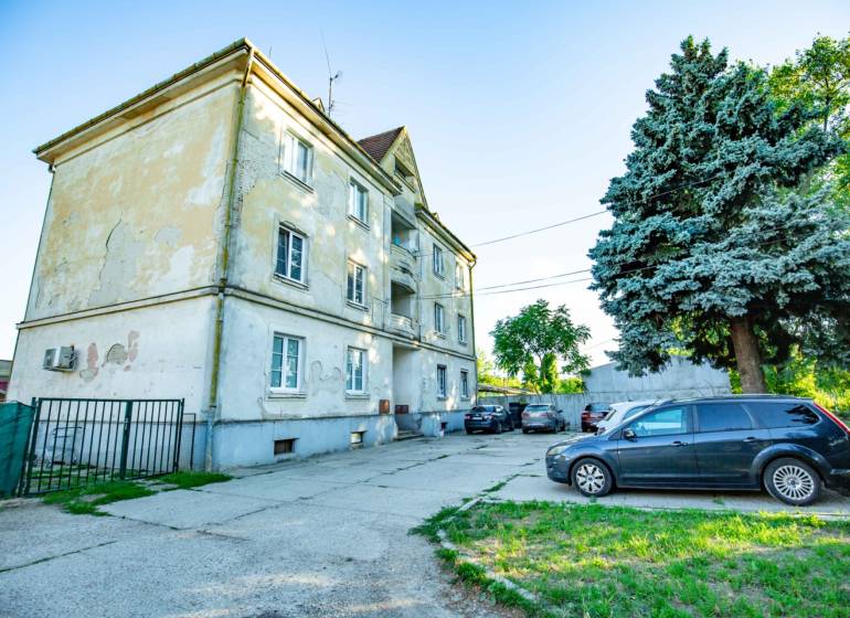 A Nobel utca lakóházának külső része Trnavában, parkolóval a 3 szobás lakáshoz.