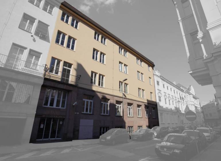 Az épület a pozsonyi Óvárosban, a Gunduličova utcában, sorházak között, autókkal körülvéve.