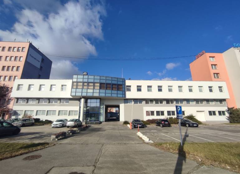 Irodák a Vajnorská utcán, Pozsony - Újváros, parkolóhellyel és autókkal.