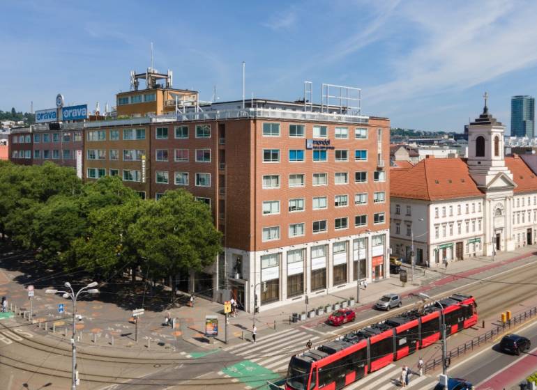 Irodaház az SNP utcán, Pozsony - Óváros, villamos halad át az utcán.