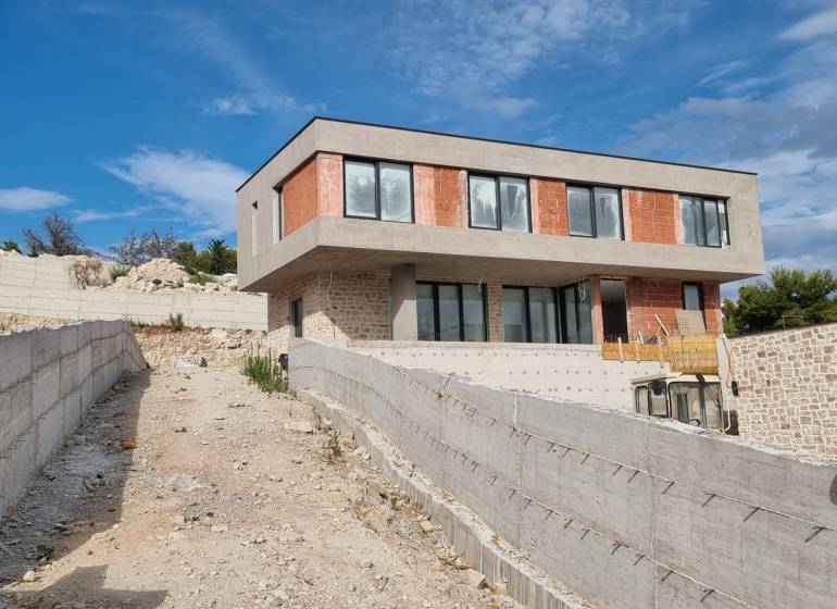 Folyamatban lévő villa Vodicében beton terasszal és modern ablakokkal.