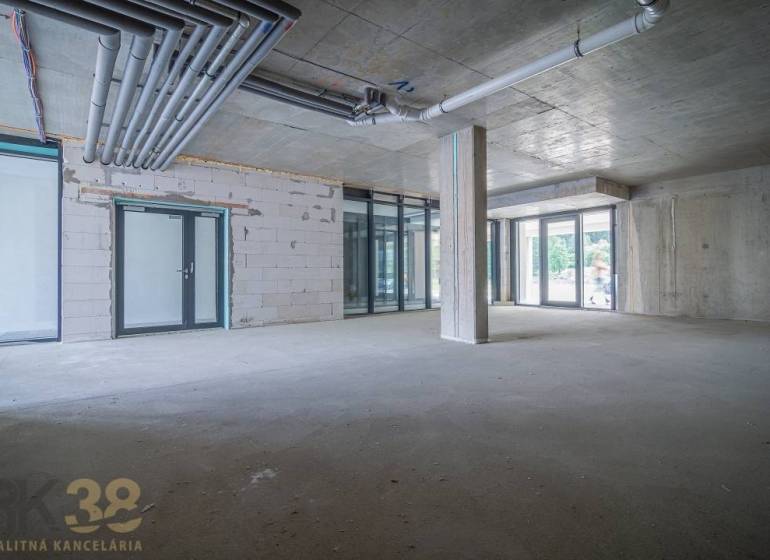 Üzlethelyiségek nagy üvegezett homlokzatokkal és beton elemekkel Svitben.