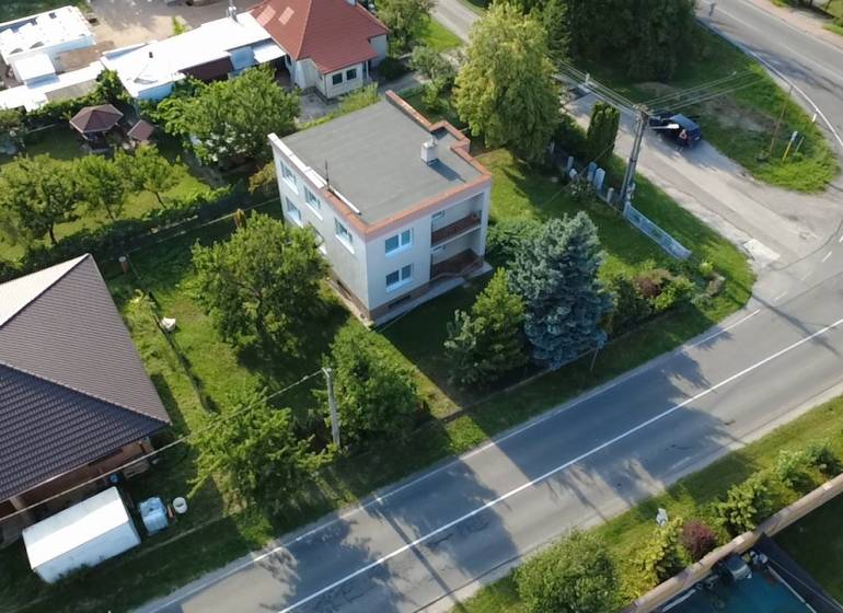 Családi ház Rakoľubochban, Újvárosban, zöldövezet és utca veszi körül.