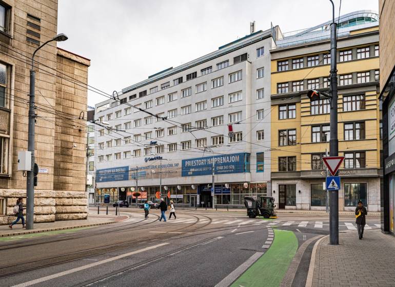 Épületek irodákkal a Štúrova utcában, Pozsony - Óváros.