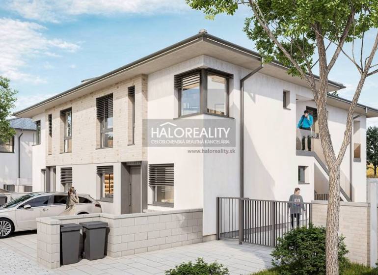 Családi ház Lužiankyban parkoló autókkal és rendezett környezettel.