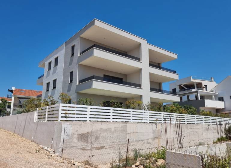 A Vodice városában található 4 szobás lakás külseje egy modern új épületet mutat.