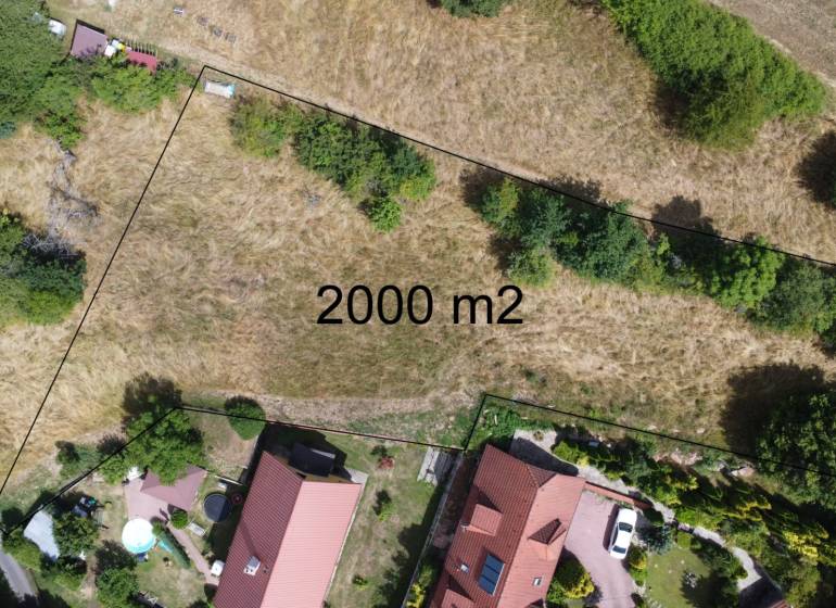 Légi felvétel egy 2000 m²-es lakóövezeti telekről Besztercebányán, az SNP utcában.