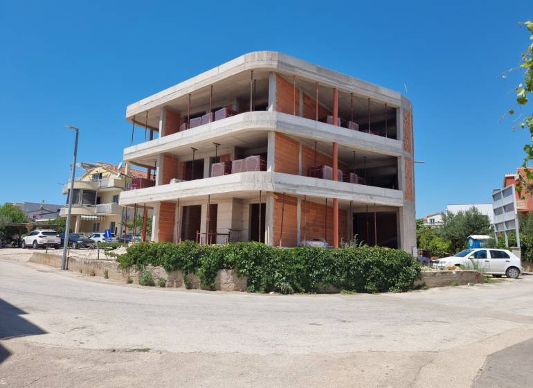 Befejezetlen épület vasbeton és téglaszerkezettel Vodice városában.