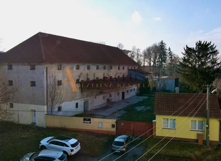 Gyártóhelyiségek Kovarce-ban, a Fő utcán, tágas udvarral és zöldterülettel.