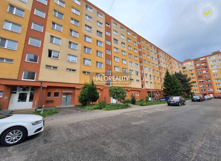 Panelház háromszobás lakásokkal Privigyén, zöldövezettel és parkolóval körülvéve.