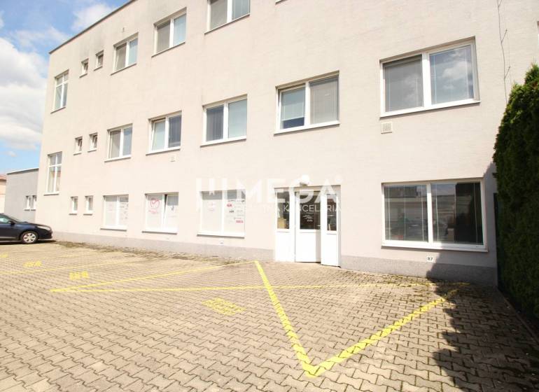 Kereskedelmi helyiségek a Humenné-i Tolstého utcán bejárati ajtókkal és parkolóval.