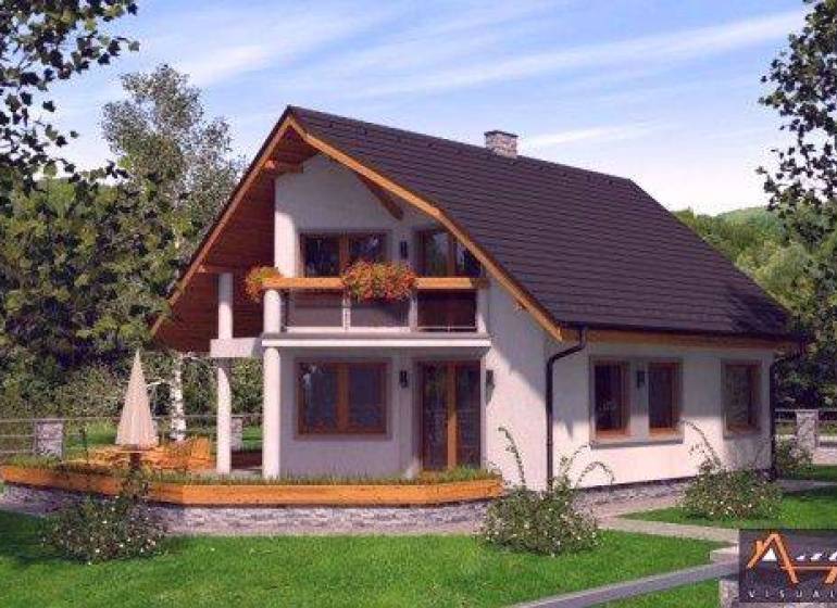 Családi ház Homonnán, zölddel körülvéve, fa természetes részletekkel és erkéllyel.