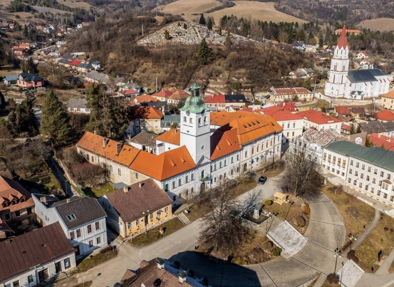 Légifelvétel Gelnica történelmi részéről a Bányász térrel, szállodákkal és panziókkal.