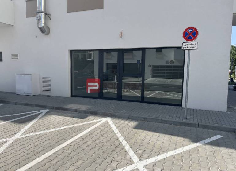 Kereskedelmi helyiségek Eduarda Wenzla utcában, Pozsony III, fenntartott parkolóval.