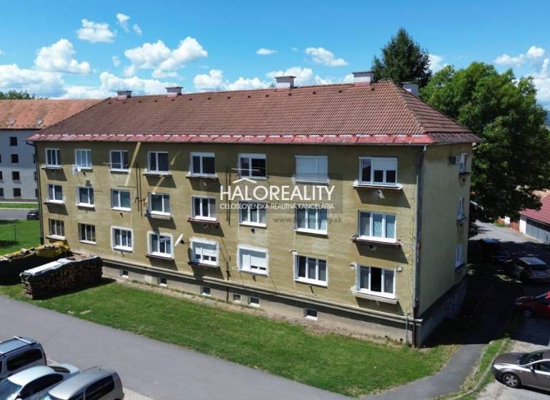 2 szobás lakás előszobája dekoratív falakkal és fogasfallal.