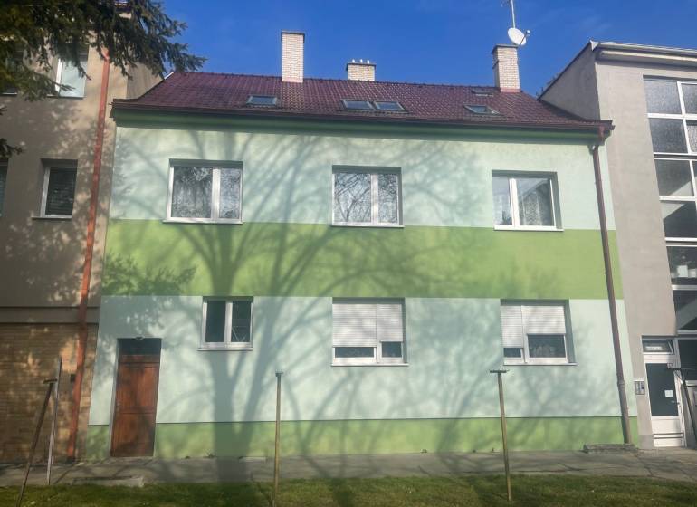Családi ház a Kalinčiak utca, Pöstyén, zöld homlokzat, fa árnyéka.