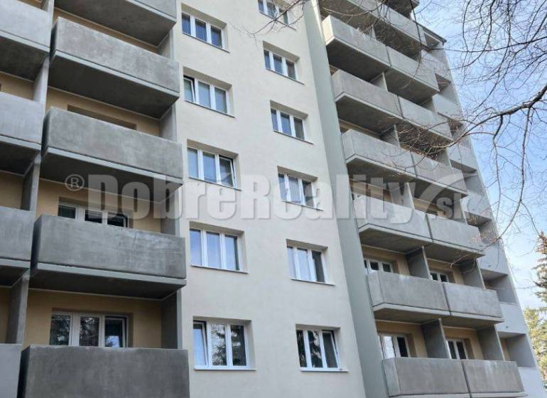 Többszintes épület szürke erkélyekkel és ablakokkal a T. Vansovej utcában, alkalmas egy 1 szobás lakás számára.
