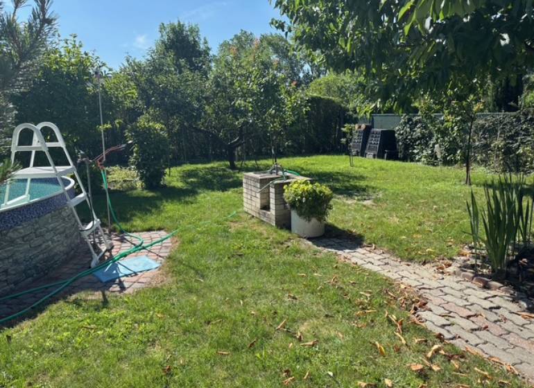 Kert medencével a Brezová utcában, Pozsony-Vrakuňa, Lakóövezeti telkek.