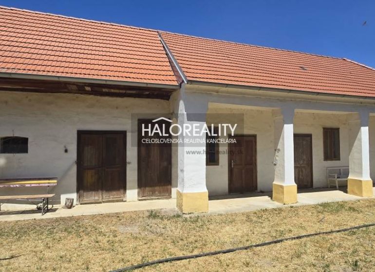 Családi ház Váhovceban nyeregtetővel és kerttel napos telken.