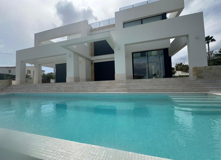 Villa Benisse saját medencével és modern építészettel.