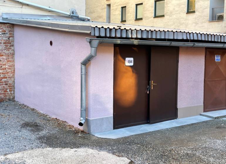 Garázsok a Mlynska utcában, Kassa - Óváros városrészén, világoslila vakolattal.