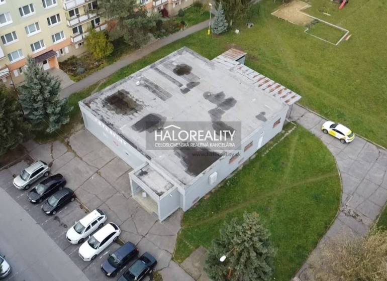 Rimaszombatban az üzlethelyiségeket panelházak és parkolóhelyek veszik körül.