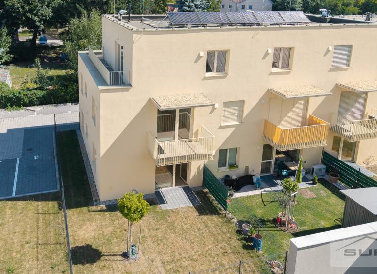 Sárga lakóház a Pozsony-Vrakuňa Vasút utcában kerttel és parkolóhelyekkel.