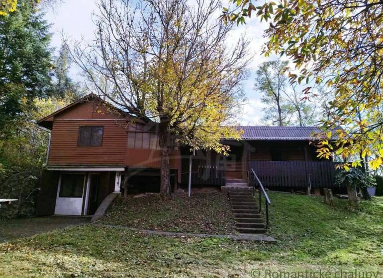 Házikó Dudincon, fákkal és buja zölddel körülvéve, ideális a pihenésre.